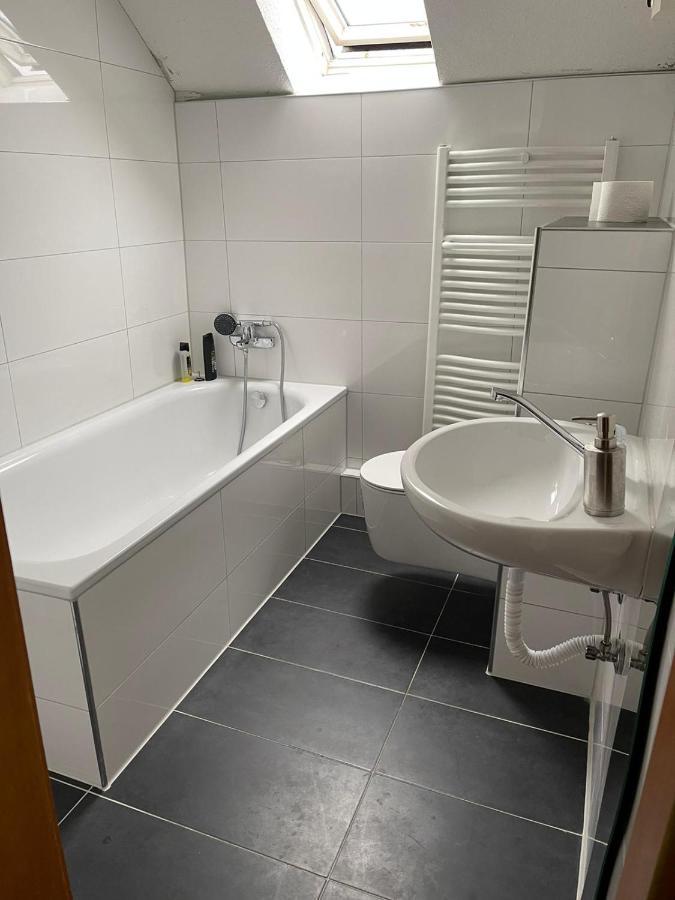 Apartment Bis Zu 8 Einzelbetten Stellplatz Wifi เอสเซน ภายนอก รูปภาพ